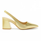 Scarpin dourado slingback salto bloco em vista lateral, com bico e perfil do salto ou solado visíveis, sobre fundo claro
