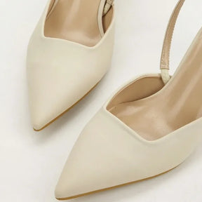 Detalhe da ponta do scarpin slingback marfim da Rozze. A imagem aproxima a textura do material, o acabamento e a forma do bico fino.