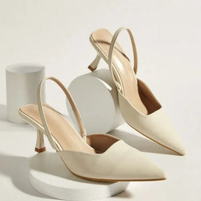 Par de scarpins slingback marfim da Rozze em ambiente de estúdio. A foto realça o design elegante e a versatilidade do calçado.