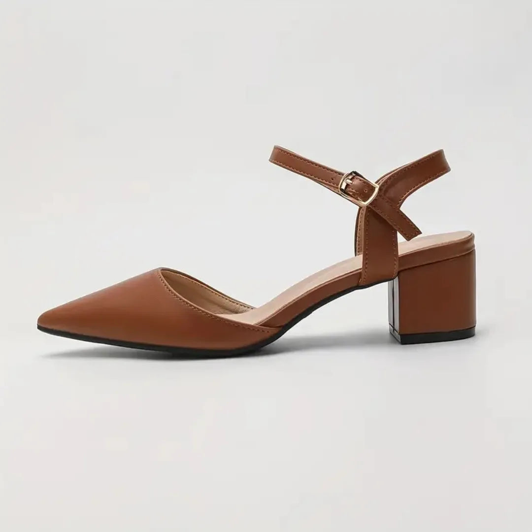 scarpin-marrom-salto-bloco-bico-fino-vista-frontal-design-elegante-acabamento-marfim