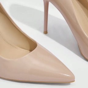 Detalhe do bico e da lateral do scarpin nude fino da Rozze. A imagem aproxima o material, o acabamento da costura e a forma do bico fino.