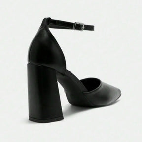 Scarpin preto com tira no tornozelo da Rozze, vista frontal. A foto exibe claramente a altura confortável do salto chunky de 9 cm e o design do sapato, ideal para quem busca elegância com estabilidade.