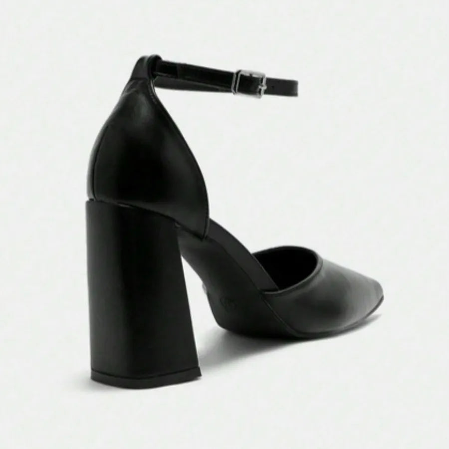 Scarpin preto com tira no tornozelo da Rozze, vista frontal. A foto exibe claramente a altura confortável do salto chunky de 9 cm e o design do sapato, ideal para quem busca elegância com estabilidade.