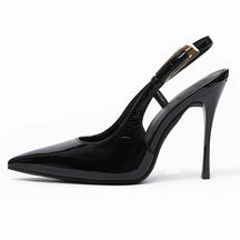 Scarpin feminino preto de verniz, vista lateral. A foto em estúdio destaca o salto agulha de 9 cm, o bico fino e a alça slingback ajustável.
