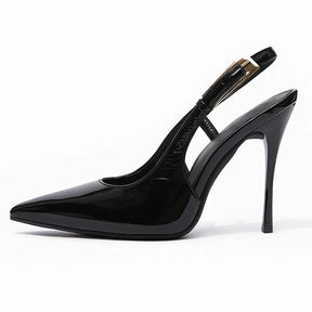 Scarpin feminino preto de verniz, vista lateral. A foto em estúdio destaca o salto agulha de 9 cm, o bico fino e a alça slingback ajustável.