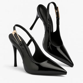 Par de scarpins pretos de verniz. A imagem realça a elegância do calçado, mostrando o acabamento brilhante e a tira slingback.