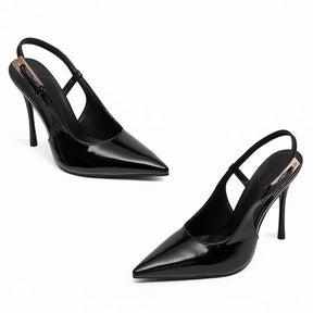 Vista traseira de um scarpin preto de verniz. A foto em close detalha o salto agulha de 9 cm e a sola do calçado.