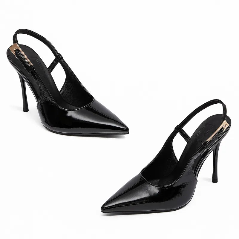 Vista traseira de um scarpin preto de verniz. A foto em close detalha o salto agulha de 9 cm e a sola do calçado.