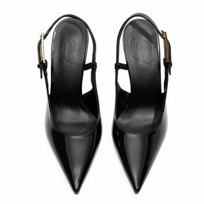 Vista superior do par de scarpins pretos de verniz. A foto em estúdio destaca o design elegante do bico fino e o acabamento brilhante do material.