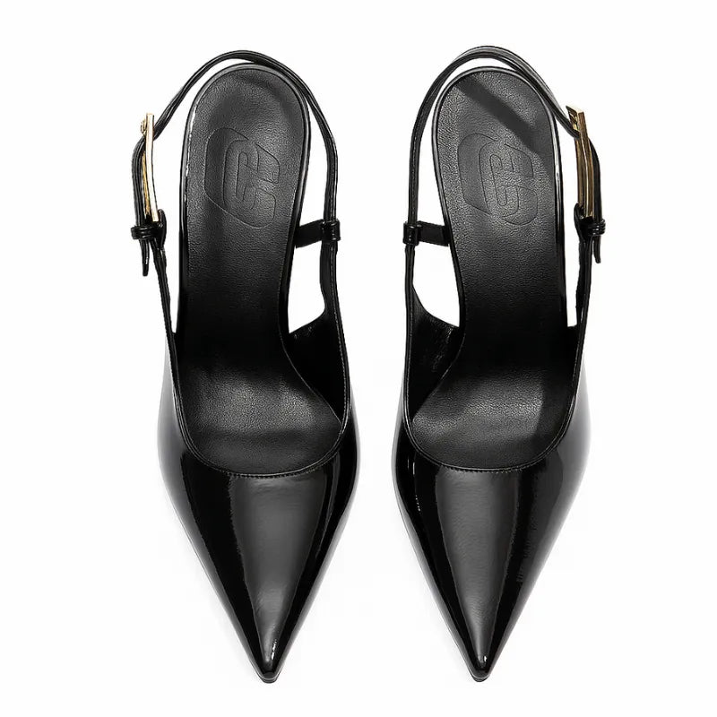 Vista superior do par de scarpins pretos de verniz. A foto em estúdio destaca o design elegante do bico fino e o acabamento brilhante do material.