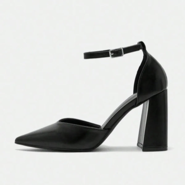 scarpin-preto-com-tira-no-tornozelo-salto-chunky-9-cm-vista-lateral