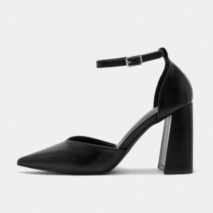 scarpin-preto-com-tira-no-tornozelo-salto-chunky-9-cm-vista-lateral