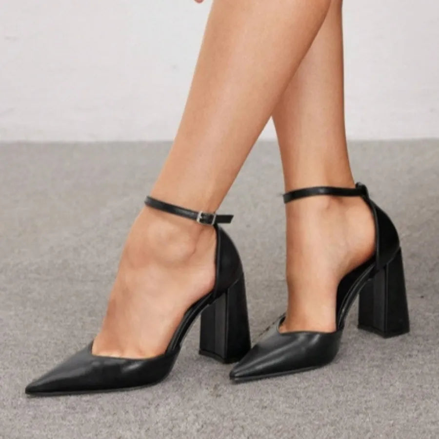 scarpin-preto-com-tira-no-tornozelo-salto-chunky-9-cm-em-uso-vista-frontal
