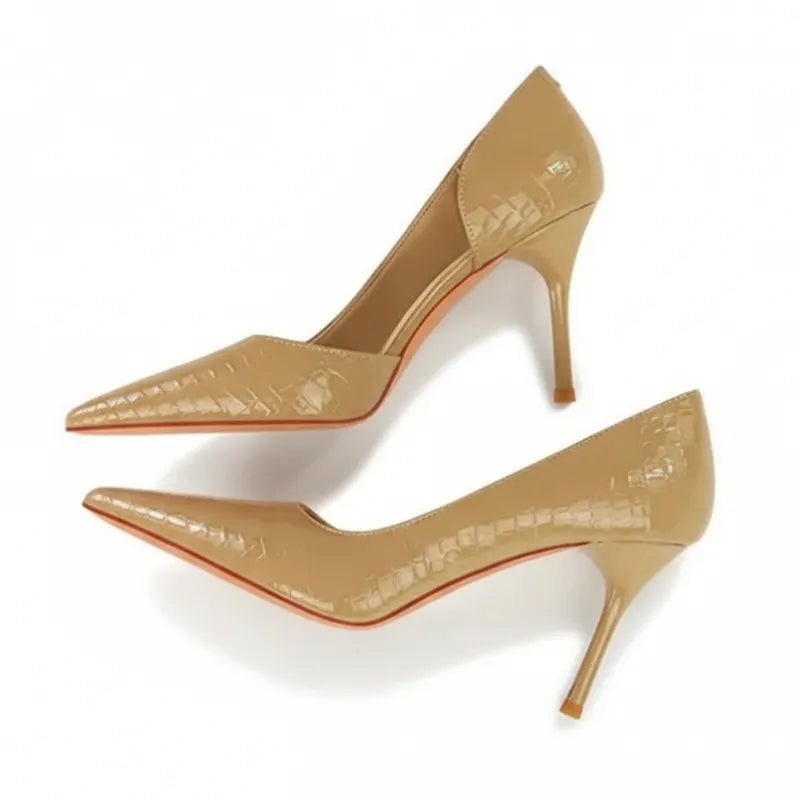 Scarpin feminino nude verniz croco em vista superior. A imagem destaca o brilho do material e a elegância do modelo para ocasiões formais.