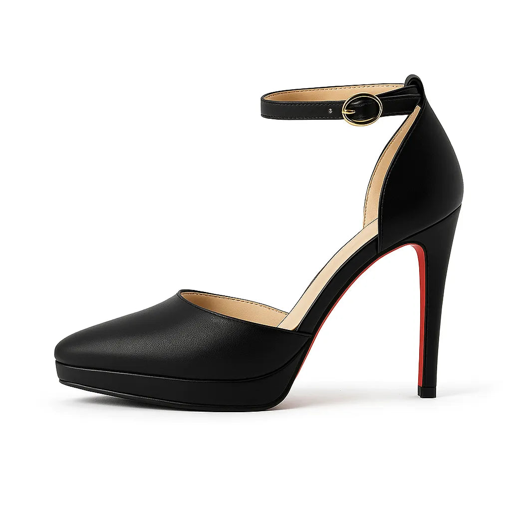 Scarpin de salto alto fino feminino preto, vista lateral em estúdio. A foto destaca o design clássico, a tira com fivela no tornozelo e o solado vermelho.