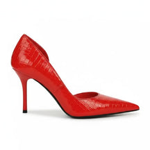 Scarpin feminino vermelho em verniz croco, vista lateral. A foto destaca o design D'Orsay (aberto na lateral) e o salto alto fino e elegante.