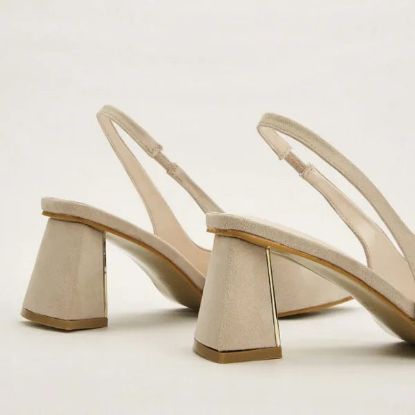 Scarpin slingback em camurça da Rozze, vista de perfil. A foto realça a altura do salto bloco e a sola do sapato.