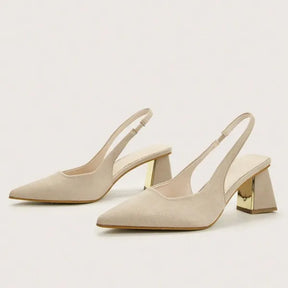 Par de scarpins slingback em camurça da Rozze, em vista frontal. A imagem exibe o bico fino e o material em camurça, ideal para looks sofisticados.