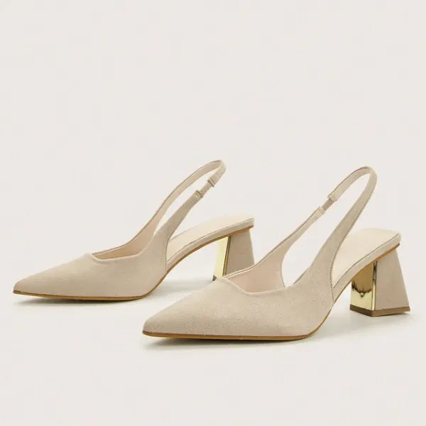 Par de scarpins slingback em camurça da Rozze, em vista frontal. A imagem exibe o bico fino e o material em camurça, ideal para looks sofisticados.