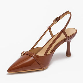 Par de scarpins castanhos de verniz. A imagem realça a elegância do calçado, mostrando o acabamento brilhante e o detalhe metálico na parte superior.