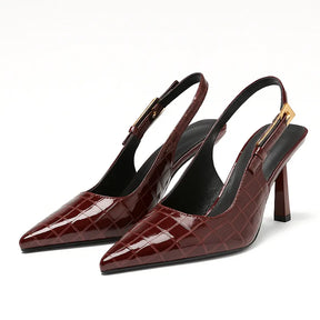 Par de scarpins marsala em vista de ângulo. A imagem realça a elegância do calçado, mostrando o acabamento brilhante e o padrão croco.