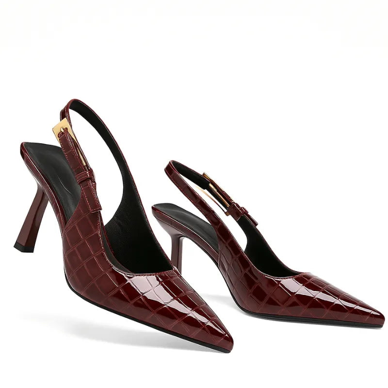 Vista traseira de um scarpin marsala. A foto em close detalha o salto agulha de 9 cm e a sola do calçado, que proporciona conforto e estilo.