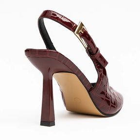 Detalhe do bico e do material do scarpin marsala. A imagem em close aproxima a estampa croco e o design que garante um visual sexy e sofisticado.