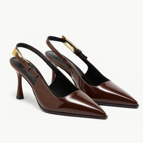 Par de scarpins marrom chocolate em vista de ângulo. A foto em estúdio exibe a forma do sapato e a alça com fivela, ideal para ambientes profissionais.