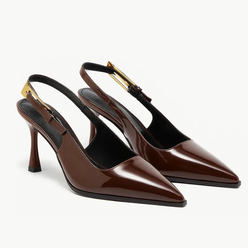 Par de scarpins marrom chocolate em vista de ângulo. A foto em estúdio exibe a forma do sapato e a alça com fivela, ideal para ambientes profissionais.