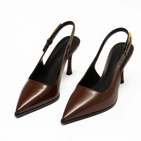 Par de scarpins marrom chocolate em vista frontal. A imagem realça o design atemporal do calçado, perfeito para qualquer ocasião.