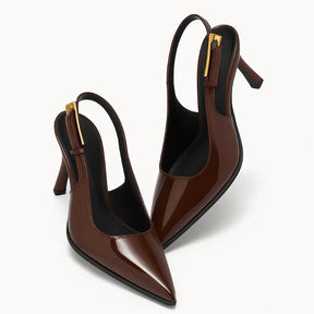 Vista traseira de um scarpin marrom chocolate. A foto em close detalha o salto de 8 cm, a sola do calçado e a alça ajustável que proporciona um ajuste seguro.