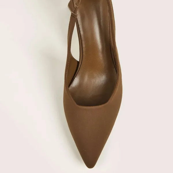 Detalhe interno do scarpin slingback marrom da Rozze. A imagem aproxima a palmilha macia, o acabamento do material e o conforto do calçado.