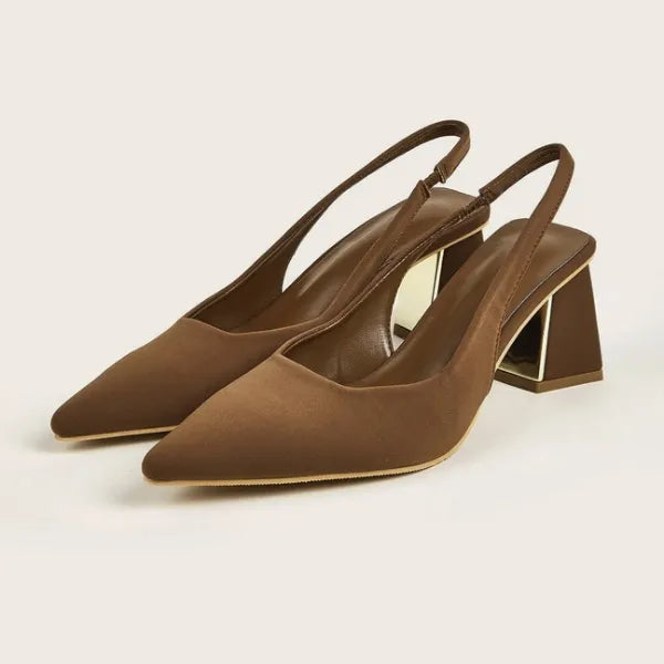Par de scarpins slingback marrons da Rozze, em vista frontal. A imagem exibe o bico fino, o design clássico e o material.