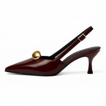 Scarpin feminino marsala com detalhe dourado, vista lateral. A foto em estúdio destaca o salto kitten heels de 9 cm, o bico fino e a alça slingback ajustável.