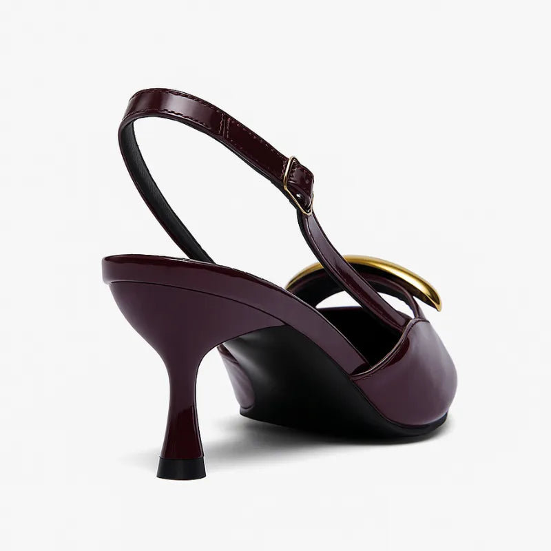 Vista traseira de um scarpin marsala. A foto em close detalha o salto kitten heels de 9 cm e a alça slingback que proporciona um ajuste seguro.