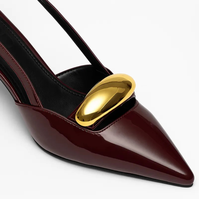 Detalhe do bico e do material do scarpin marsala. A imagem em close aproxima o acabamento brilhante e o design sofisticado do calçado.