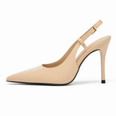 Scarpin feminino nude, vista lateral. A foto em estúdio destaca o salto agulha de 9 cm, o bico fino e a alça slingback com fivela.