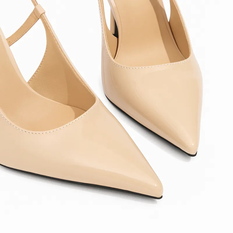 Detalhe do bico e do material do scarpin nude. A foto em close aproxima o acabamento em verniz e o design que garante uma presença marcante.