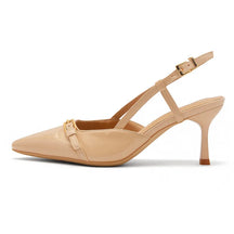 Scarpin feminino nude, vista lateral em estúdio. A foto destaca o salto médio kitten heels de 7.5 cm, o bico fino e os detalhes metálicos.