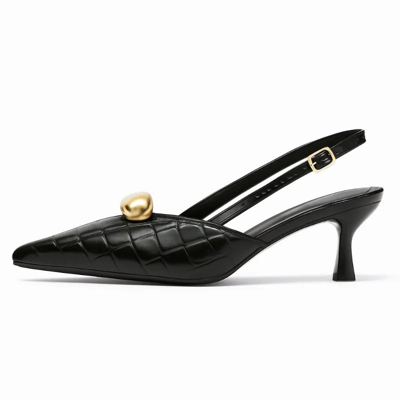 Scarpin feminino preto, vista lateral. A foto em estúdio destaca o salto médio kitten heels de 9 cm, o bico fino e a estampa croco.