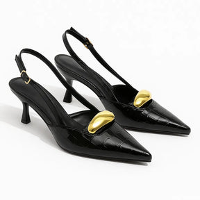 Par de scarpins pretos de salto médio. A foto em vista de ângulo exibe a forma do sapato, ideal para destacar a sua personalidade.
