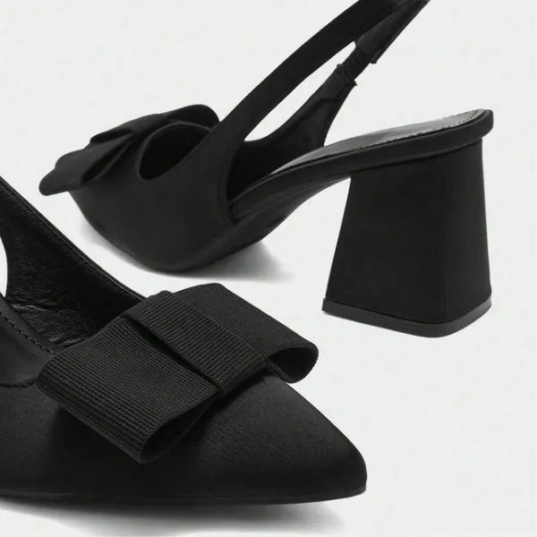 Detalhe do laço e da ponta do scarpin slingback preto. A foto realça o laço decorativo e o bico fino elegante do calçado.