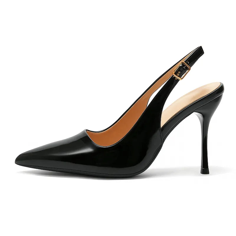 Scarpin feminino preto de verniz, vista lateral. A foto em estúdio destaca o salto agulha de 8.5 cm, o bico fino e a alça slingback ajustável.