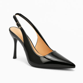 Par de scarpins pretos de verniz. A foto em estúdio exibe a forma elegante do sapato, ideal para ambientes profissionais e ocasiões especiais.