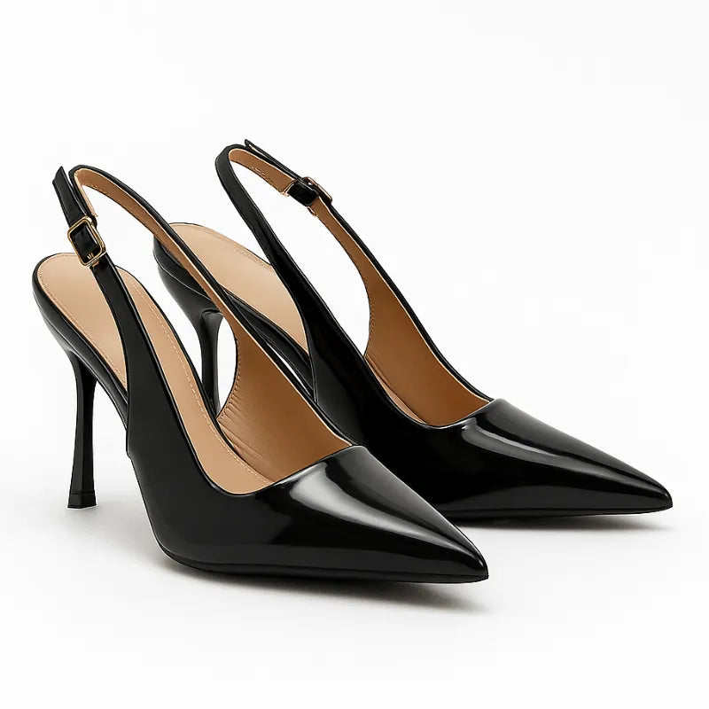 Vista traseira de um scarpin preto de verniz. A foto em close detalha o salto de 8.5 cm e a sola do calçado, que garante conforto e elegância.