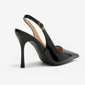 Vista traseira de um scarpin preto de verniz. A foto em close detalha o salto de 8.5 cm e a sola do calçado, que garante conforto e elegância.