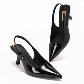 Par de scarpins pretos de verniz. A imagem realça a elegância do calçado, mostrando o acabamento brilhante e a tira slingback.