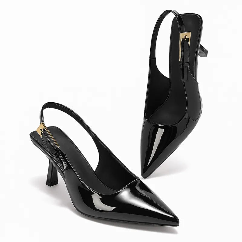 Par de scarpins pretos de verniz. A imagem realça a elegância do calçado, mostrando o acabamento brilhante e a tira slingback.