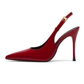 Scarpin feminino vermelho, vista lateral em estúdio. A foto destaca o salto agulha de 9 cm, o bico fino e a alça slingback ajustável.