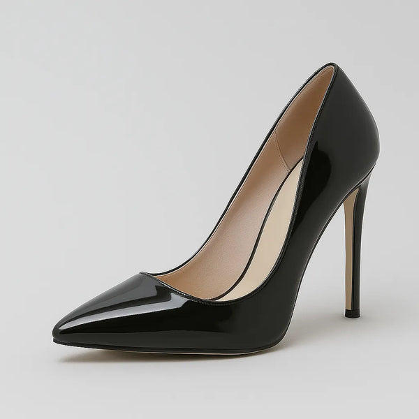Scarpin verniz preto com salto alto stiletto ultrafino e bico fino. O acabamento brilhante do verniz realça a elegância atemporal do calçado